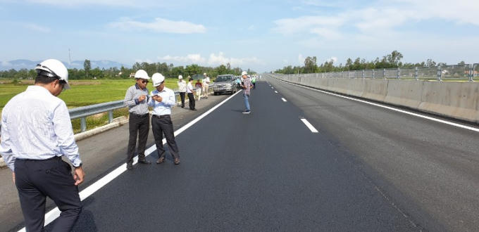 Đoàn liên ngành các đơn vị chức năng tiến hành kiểm tra. Ảnh: Báo Giao thông