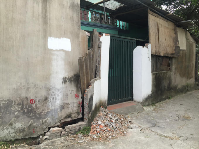 Đường vào nhà dân và một số công trình của nhà dân lân cận xảy ra tình trạng lún, nứt.