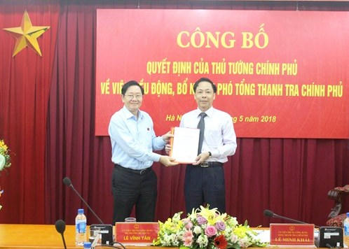 Thừa ủy quyền của Thủ tướng Chính phủ, Bộ trưởng Bộ Nội vụ Lê Vĩnh Tân trao  quyết định và chúc mừng tân Phó Tổng Thanh tra Chính phủ Trần Ngọc Liêm. Ảnh Baochinhphu.vn