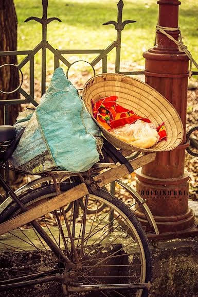 Phương tiện nghề nghiệp của các chị là những chiếc xe đạp lỗi thời...