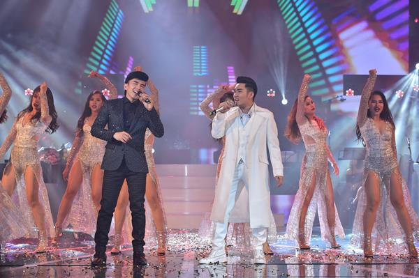 Quang Hà nắm tay Phương Thanh và Siu Black lại gần nhau trong Live Concert