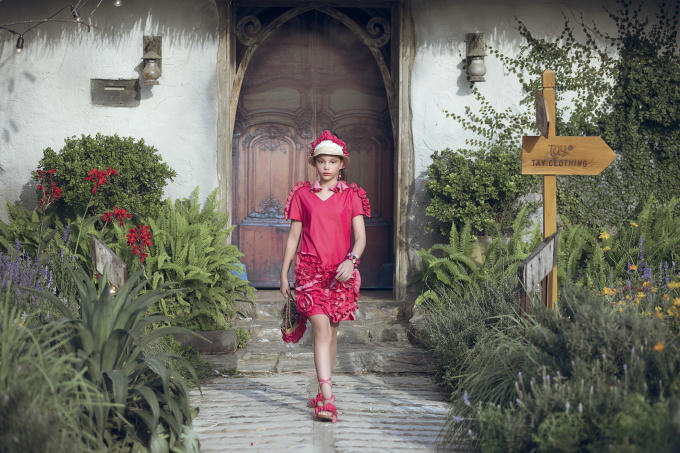 Xuân Lan quyết định đưa các bé đến một thành phố biển để tận hưởng không khí mát lành từ biển xanh, nắng vàng, cát trắng.