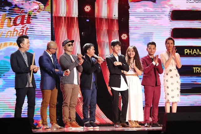 Bước đến vòng thử thách trên sân khấu, các thí sinh lần lượt trình diễn ca khúc của mình trước Hội đồng giám khảo chuyên môn 31 người, gồm các nhà báo, nhạc sĩ và chuyên gia âm nhạc.