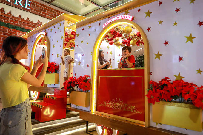 Liya Wetzler (14 tuổi, du khách Israel) chụp hình cho em trai trước tòa nhà ở góc đường Lê Lợi - Pasteur. "Không khí giáng sinh ở đây thật là tuyệt, họ trang trí khá sáng tạo và xinh xắn. Và những bài hát giáng sinh đang phát ở đây khá ý nghĩa", cô bé chia sẻ.