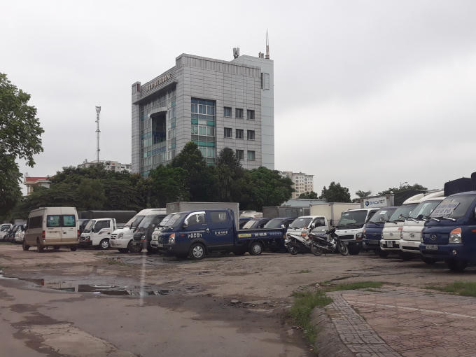 Dọc tuyến đường Ngô Gia tự dài khoảng 3km thì quá nửa bị lấn chiếm, tận dụng để bày bán ô tô.