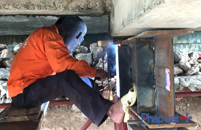 H&agrave; Nội: Phụ xe bu&yacute;t ki&ecirc;m nh&acirc;n vi&ecirc;n mở barie