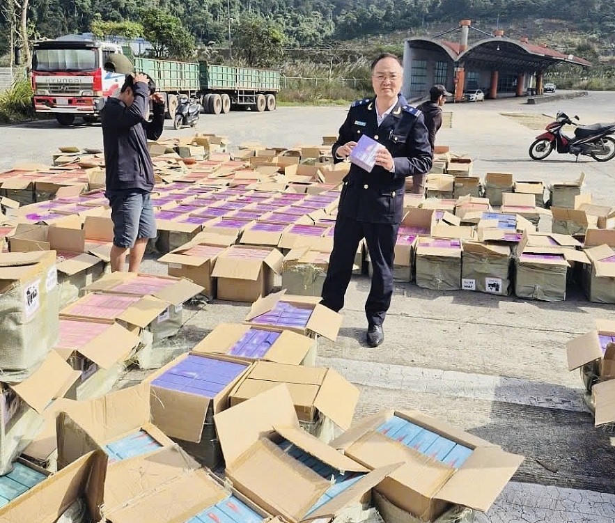 Lực lượng hải quan kiểm kê tang vật vi phạm. Ảnh: Cục Hải quan