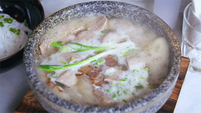 2 m&oacute;n phở đang khiến cộng đồng ẩm thực S&agrave;i G&ograve;n s&ocirc;i sục: T&ocirc; ngập thịt b&ograve; gi&aacute; 2,3 triệu, t&ocirc; sang chảnh với nguy&ecirc;n ch&uacute; t&ocirc;m h&ugrave;m