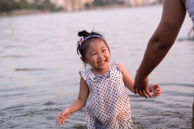Qu&aacute; nắng n&oacute;ng, người H&agrave; Nội k&eacute;o ra hồ T&acirc;y tắm giải nhiệt
