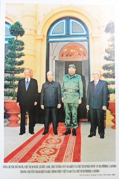 Lãnh tụ Fidel Castro chụp hình lưu niệm với Tổng Bí thư Đỗ Mười, Chủ tịch nước Lê Đức Anh và Thủ tướng Võ Văn Kiệt trong chuyến thăm Việt Nam năm 1995.