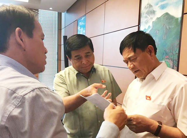 Bộ trưởng KH-ĐT Nguyễn Ch&iacute; Dũng trao đổi với l&atilde;nh đạo UB Ph&aacute;p luật, cơ quan chủ tr&igrave; thẩm tra dự &aacute;n luật Đặc khu về c&aacute;c nội dung li&ecirc;n quan b&ecirc;n h&agrave;ng lang Quốc hội s&aacute;ng 22/5