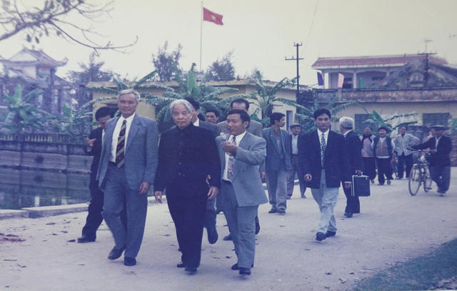 Nguyên Tổng Bí thư Đỗ Mười thăm chúc Tết Đảng bộ, nhân dân xã Đông Mỹ năm 1996.