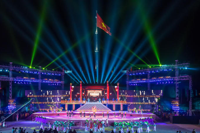 Lễ Khai mạc diễn ra trên sân khâu tại Quảng trường Ngọ Môn. (Ảnh: MH)
