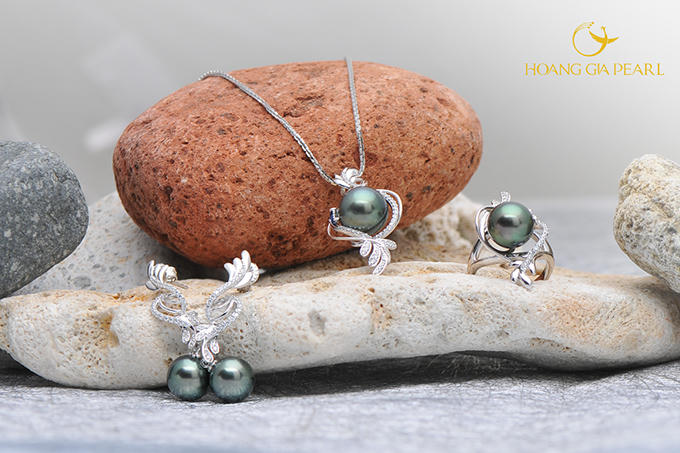 Bộ trang sức ngọc trai sang trọng mang nét đẹp và hơi thở đại dương sẽ giúp xua tan những căng thẳng, áp lực công việc để các nữ doanh nhân, quý cô thành đạt luôn rạng rỡ và chỉn chu mọi lúc mọi nơi.