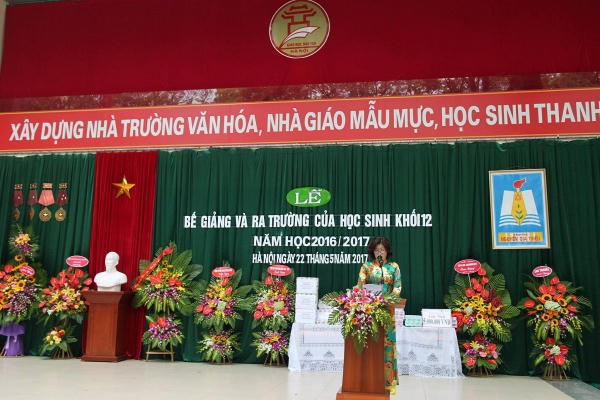 Cô Hiệu trưởng Phạm Thị Xuân Hương trong phần lễ của chương trình bế giảng năm học 201-2017.