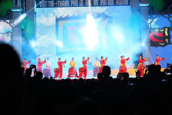 Trống hội “Âm vang nguồn cội” do nhóm Trống Đồng Đông Đô biểu diễn.