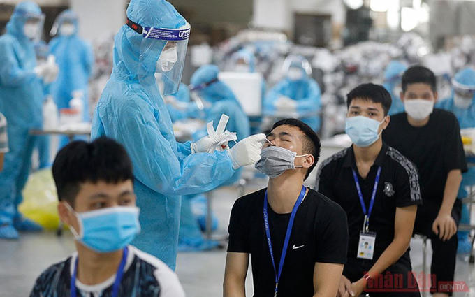 Lấy mẫu xét nghiệm cho công nhân khu công nghiệp Quang Châu (Bắc Giang). Ảnh: DUY LINH