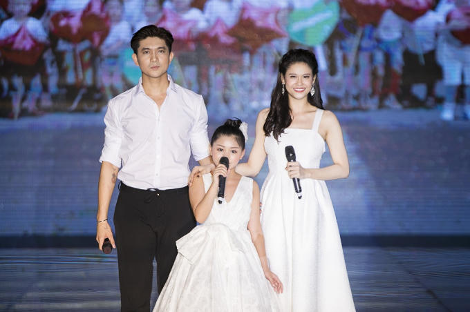 Tim - Trương Quỳnh Anh và bé Khánh Ngọc thể hiện ca khúc Cho con tuổi thơ.