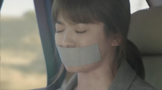 Hậu duệ mặt trời tập 11: Song Hye Kyo bị bắt cóc, Song Joong Ki một mình giải cứu bạn gái