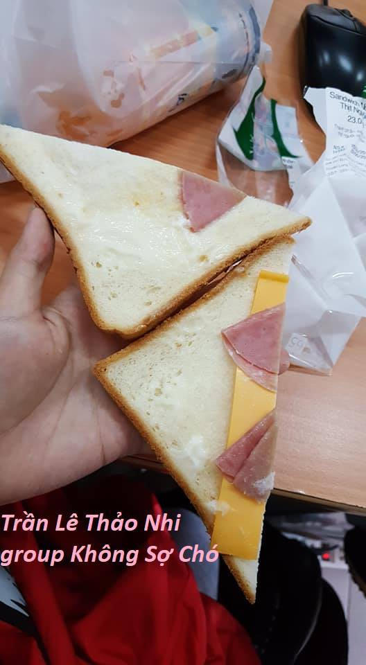 Chiếc bánh có nhân mỏng dính.