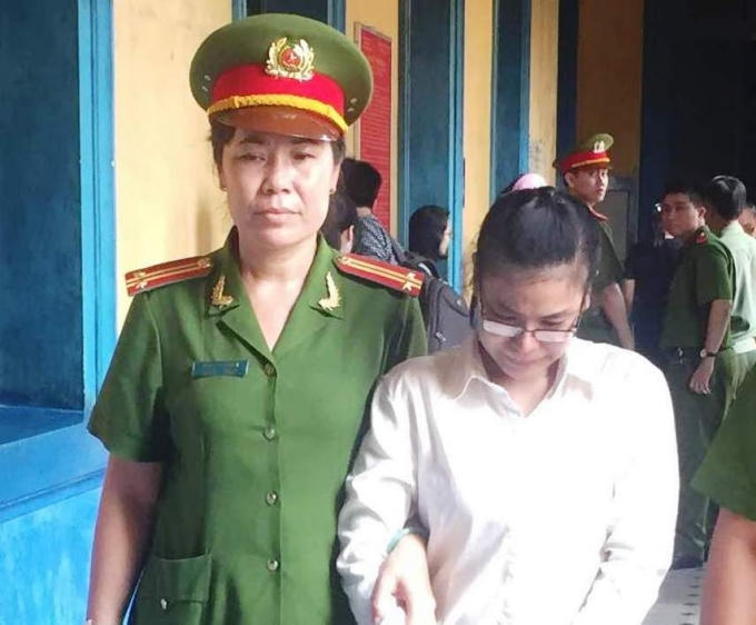 Trinh bật khóc vì được tha tội chết.
