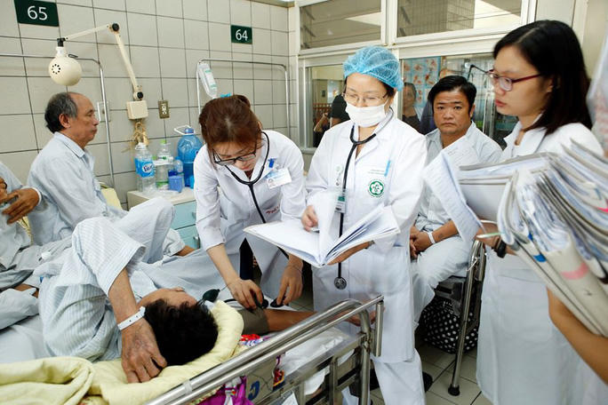 Theo dõi đường huyết chặt chẽ khi bị ốm, sốt (Ảnh: BVCC)