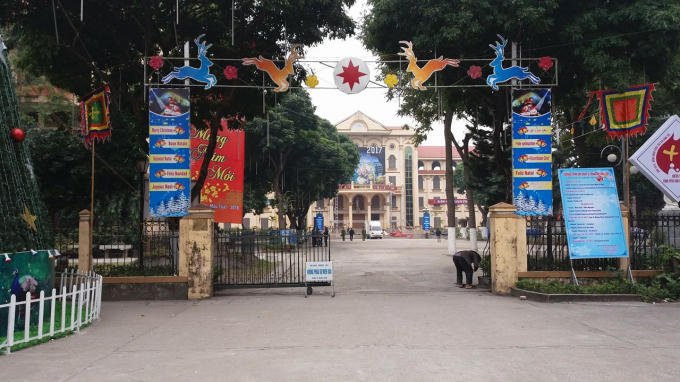 Cụ gi&agrave; đi&nbsp; nhặt từng chiếc l&aacute; dụng xung quanh Th&aacute;nh đường.