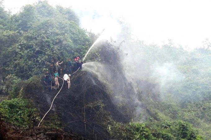 Hàng chục người đang cố gắng kiểm soát ngọn lửa trong vụ cháy.