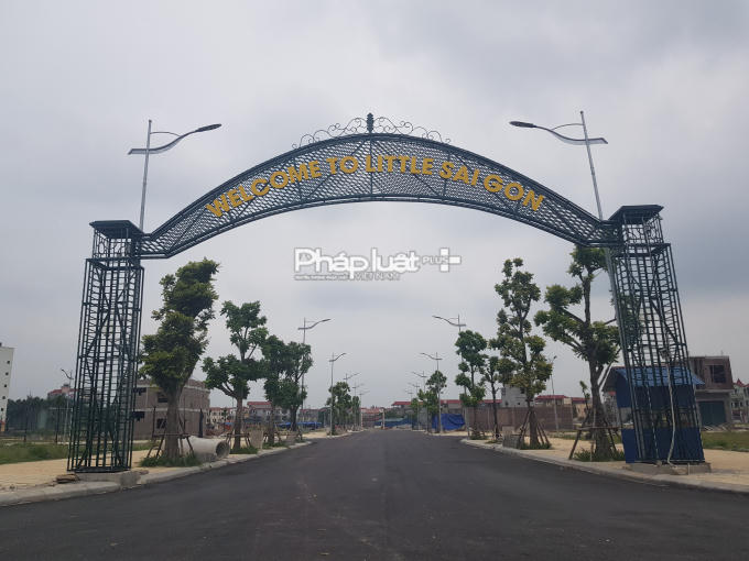 Từ cổng chào của dự án dễ dàng bắt gặp nhiều ngôi nhà đang xây dựng không phép.