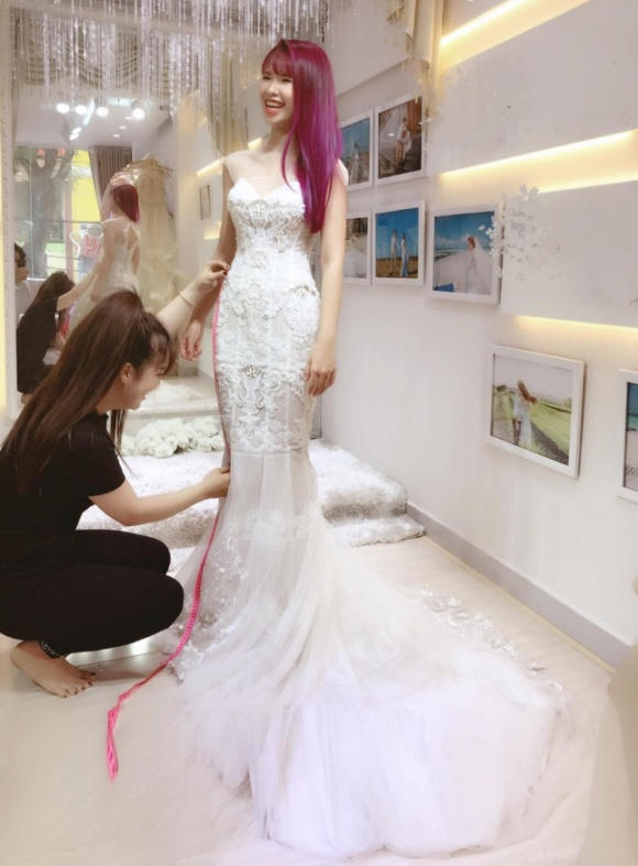 Khởi My rạng rỡ trong chiếc váy cưới trắng.  Ảnh: Phạm Trí