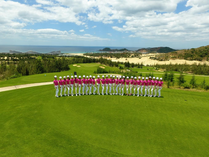 Sự tập trung được đẩy lên cao độ. Thần thái quyến rũ khi tập luyện của  thí sinh nhận được sự chú ý của nhiều người xung quanh. Nhiều người đẹp nhanh chóng thể hiện được năng khiếu thể thao của mình dù lần đầu chơi golf..