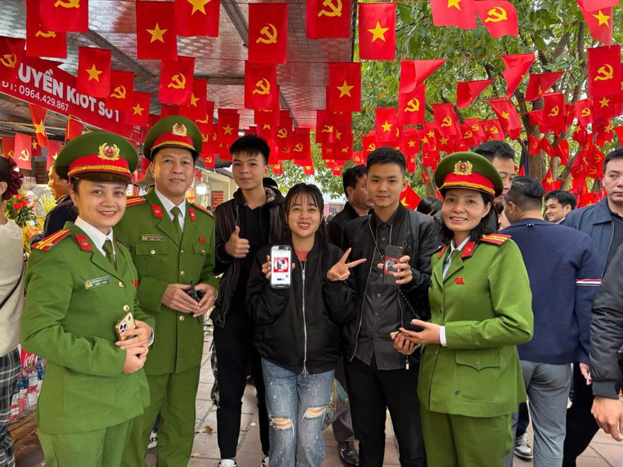 Người dân ủng hộ cách làm sáng tạo và cùng thay hình nền điện thoại chào mừng Đại hội lần thứ XIV của Đảng
Người dân ủng hộ cách làm sáng tạo và cùng thay hình nền điện thoại chào mừng Đại hội lần thứ XIV của Đảng
Người dân ủng hộ cách làm sáng tạo và cùng thay hình nền điện thoại chào mừng Đại hội lần thứ XIV của Đảng