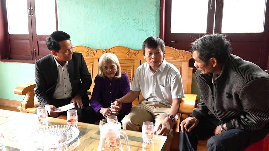 Lãnh đạo Đảng ủy, UBND xã Tu Mơ Rông, tỉnh Quảng Ngãi thăm, phát thẻ cử tri cho mẹ Việt Nam anh hùng Y Tría và các cử tri già yếu.
