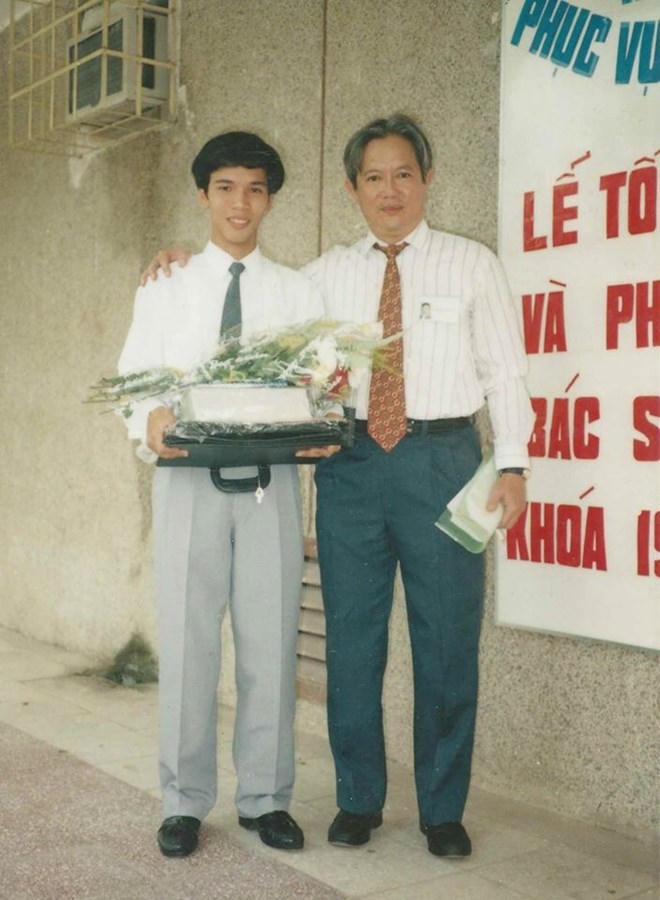 Bác sĩ Phan Đình Hiệp và cố giáo sư Tôn Thất Bách - Người thầy mà BS Phan Đình Hiệp ngưỡng mộ và có nhiều kỷ niệm thời sinh viên. Ảnh chụp ngày tốt nghiệp 14/9/1995.