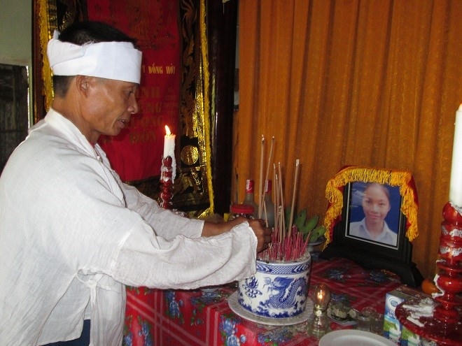 Người cha xót xa trước di ảnh con gái.