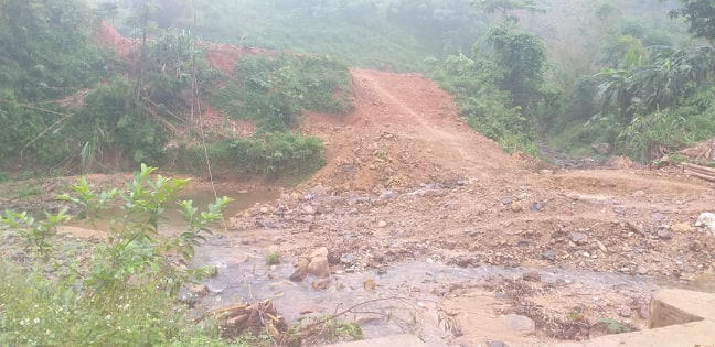 Tình trạng khai thác đá trái phép diễn ra ngang nhiên tại xã Kim Thượng làm cho khu rừng bị cày xới, dòng sông bị san lấp.