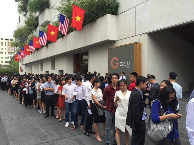 Rất đông bạn trẻ đứng xếp hàng trước GME. (Ảnh:Zing.vn)