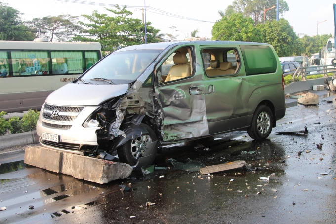 Cận cảnh hiện trường vụ tai nạn liên hoàn trên cầu vượt ngã tư Thủ Đức