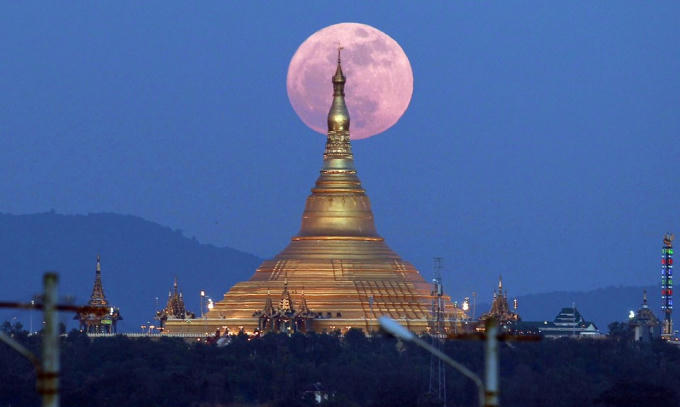 Siêu trăng xuất hiện ở Naypyitaw, Myanmar vào ngày 3/12. Ảnh: AP.