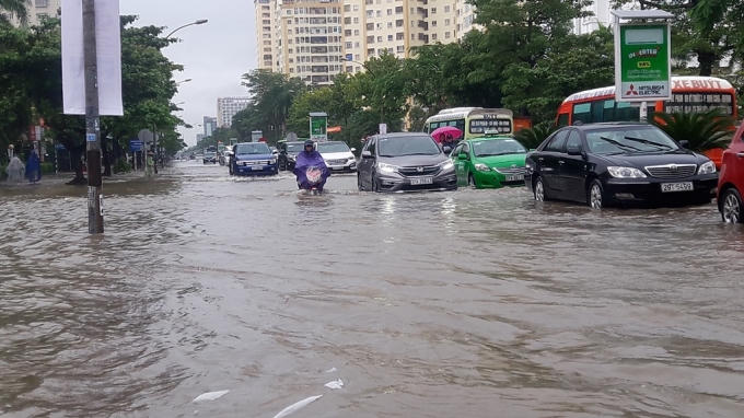 Tuyến đường Quang Trung chìm trong biển nước.