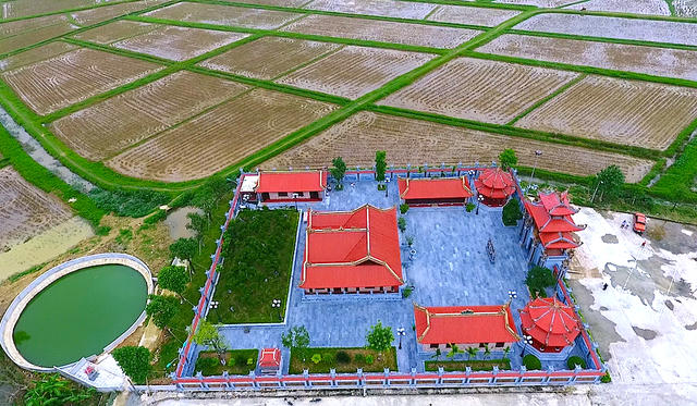 Chiếc giếng làng phía sau nhà thờ cũng do dòng họ Nguyễn Quốc xây nên để phục vụ dân làng.