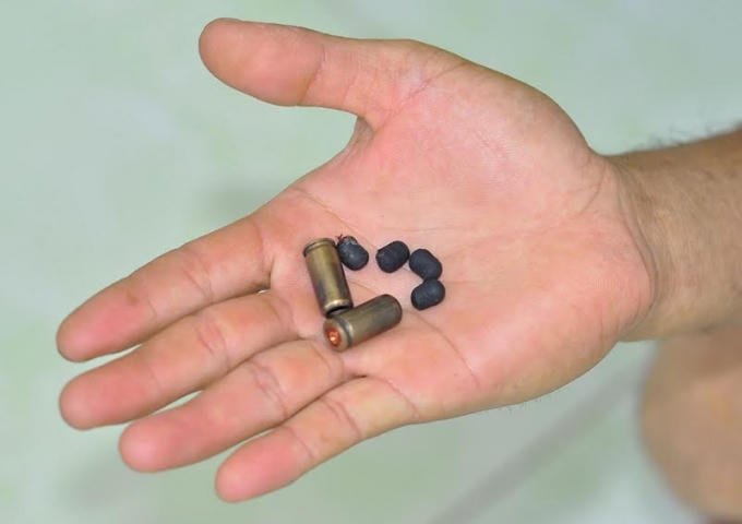 Đầu đạn cao su và vỏ đạn.