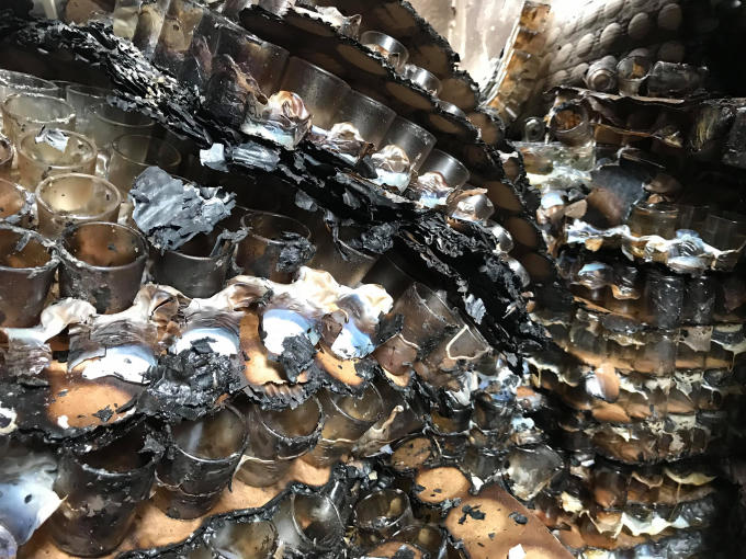 Hàng hóa thành than.