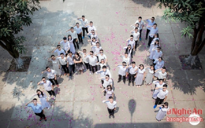 Lớp 12A4 cùng cô giáo chủ nhiệm chào trường, chào lớp nơi đã gắn bó với họ những kỷ niệm vui buồn suốt 3 năm học trò.