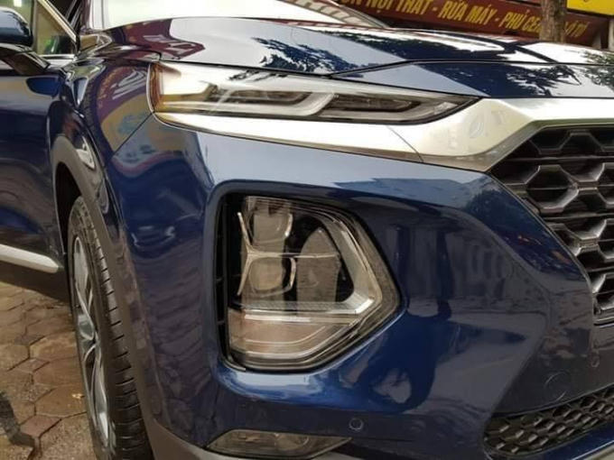 Phiên bản cao cấp SantaFe 2019 có đèn chiếu sáng LED, còn bản thường sử dụng bóng halogen.