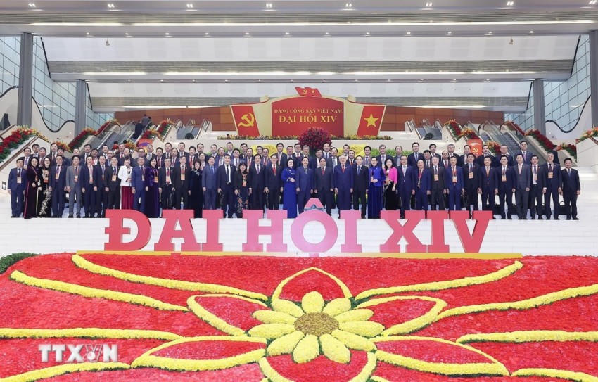 Đoàn đại biểu Đảng bộ Chính phủ đến dự phiên thảo luận tại hội trường về các văn kiện Đại hội. (Ảnh: TTXVN)