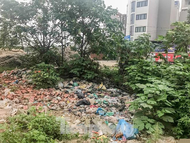 Rác không được xử lý, chất đầy quanh khu vực này.