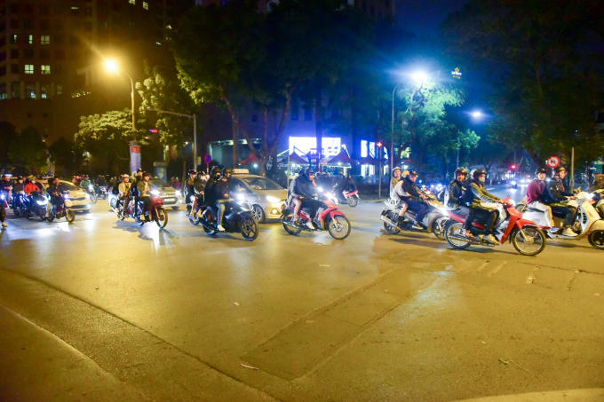 Đêm 24/12, rạng sáng 25/12 là ngày lễ Giáng sinh, lượng người đổ ra đường đông hơn thường lệ, Trung đoàn Cảnh sát cơ động (CSCĐ) Công an thành phố Hà Nội mở đợt cao điểm tuần tra, kiểm soát, xử lý vi phạm giao thông trên địa bàn.