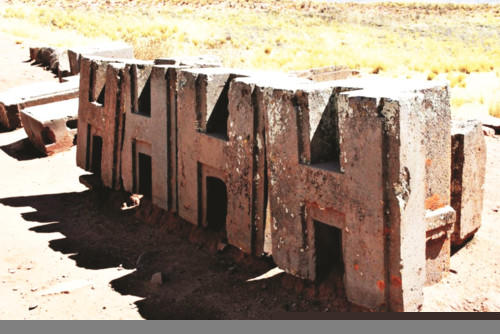 Các phiến đá hình chữ H được xẻ rãnh và lắp ghép vào nhau theo các liên kết cực kỳ phức tạp.