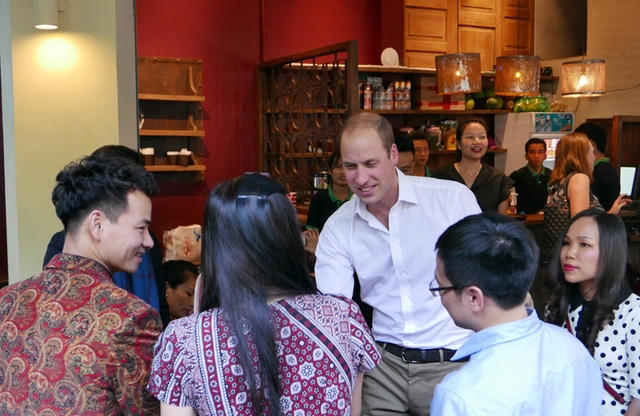 Hoàng tử cũng gặp gỡ các nghệ sĩ trẻ của Việt Nam như Xuân Bắc, Thanh Bùi, Hồng Nhung... (Ảnh: An Bình)